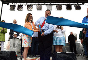 Christie (Smartly) Chooses Wife Over Rand Paul